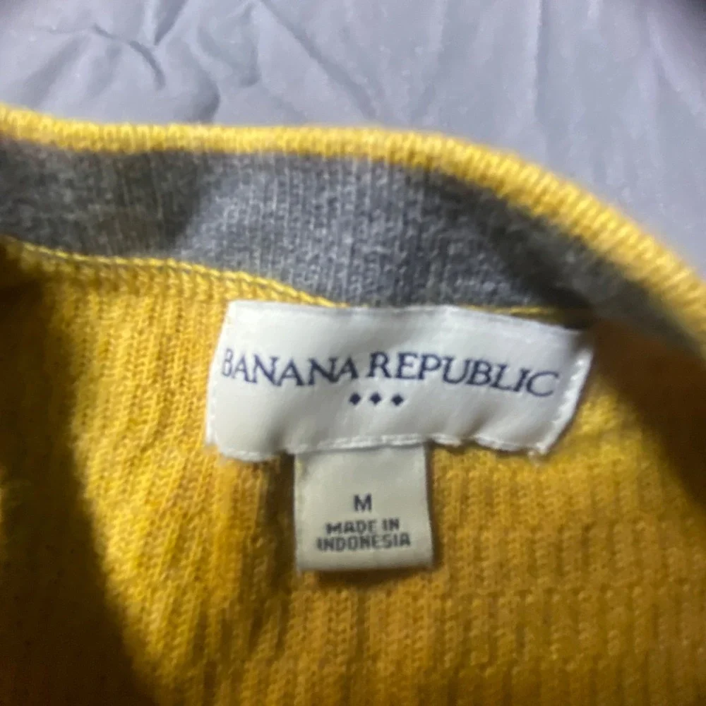 Banana Republic Men's Medium Yellow Waffle Knit Cowl Neck Long Sleeve Sweater